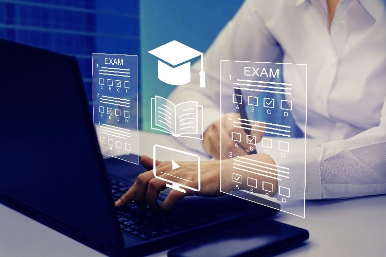 Man achter computer met examentraining apps