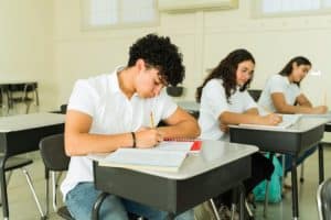 Jongen en twee meisjes maken examen naast elkaar