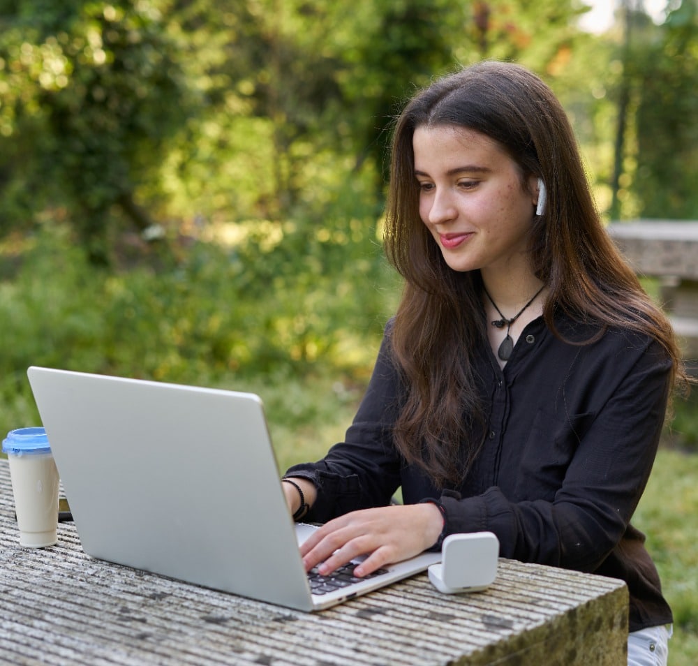 Meisje studeer achter laptop in de natuur