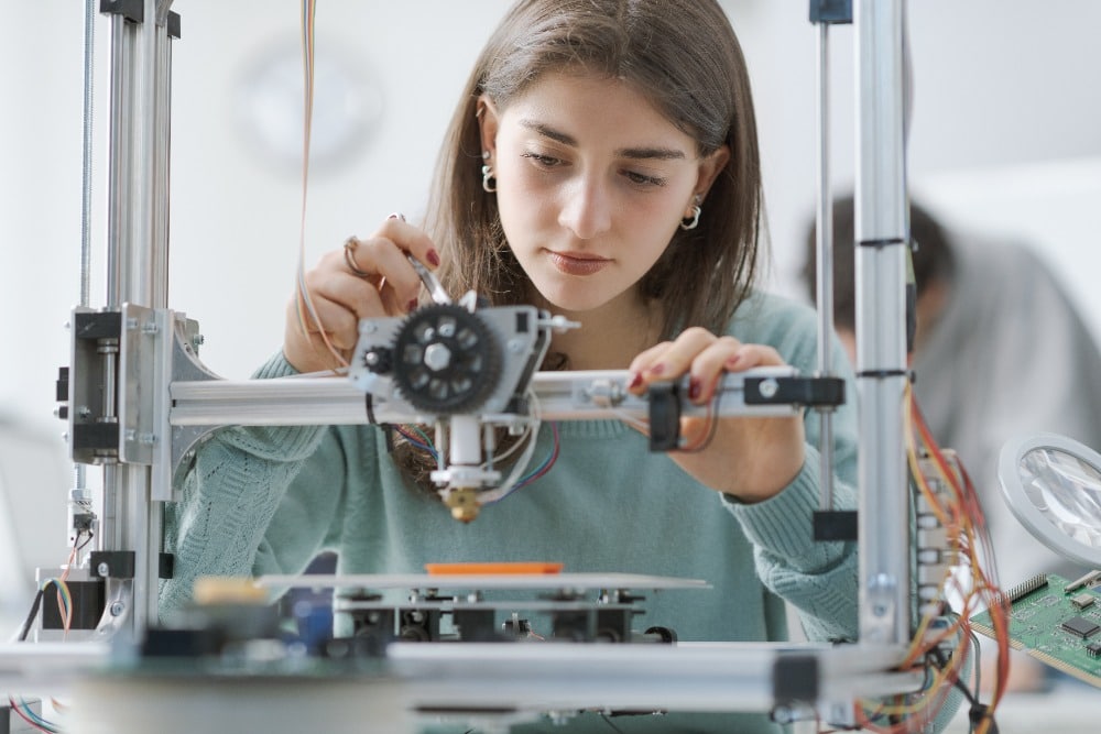 jonge studente maakt gebruik van 3D-printer