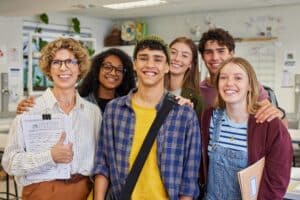 Vrolijke docent met blije groep leerlingen