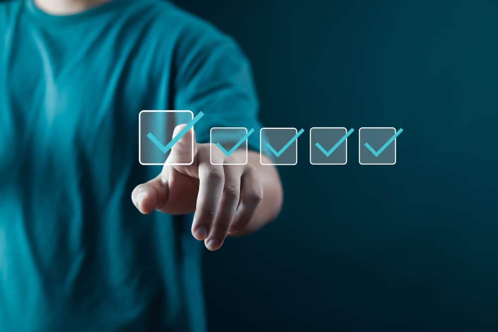 Man checkt 5 vinkjes af