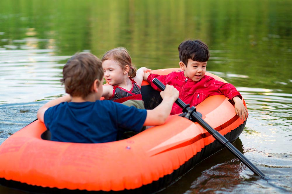 Kinderen spelen in een bootje op het water