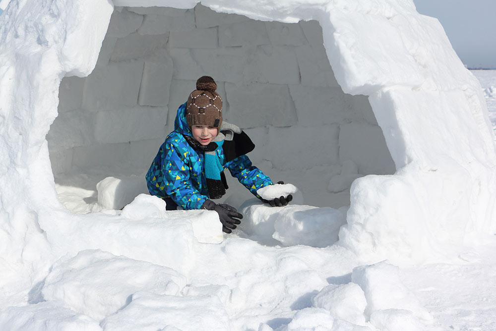 kind bouwt iglo - rekenen met sneeuw