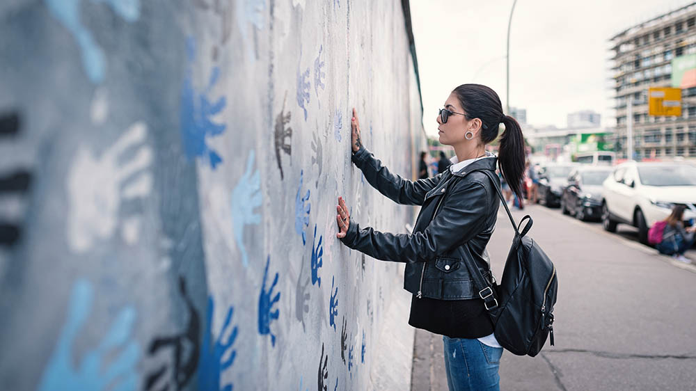 Vrouw bij Berlijnse muur