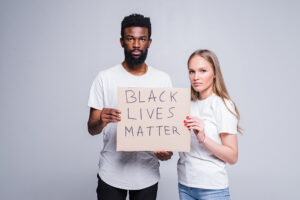 jongen en meisje houden bord met tekst Black Lives Matter vast