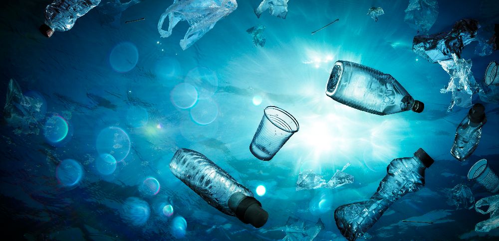 Plastic afval drijvend in de zee