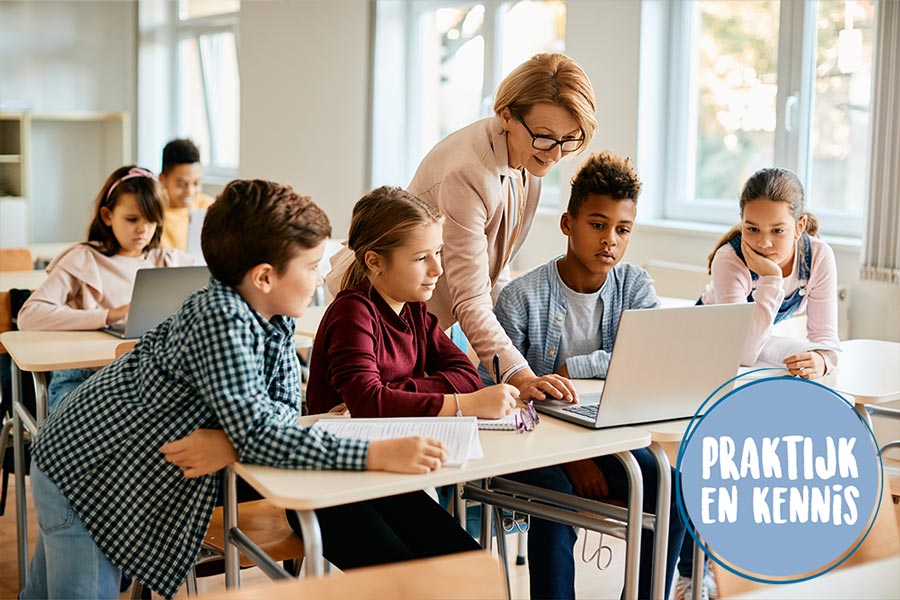Monitor leskwaliteit, leerkracht en leerlingen achter een laptop