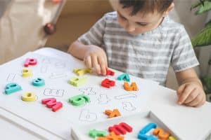 Een kind dat met letters speelt