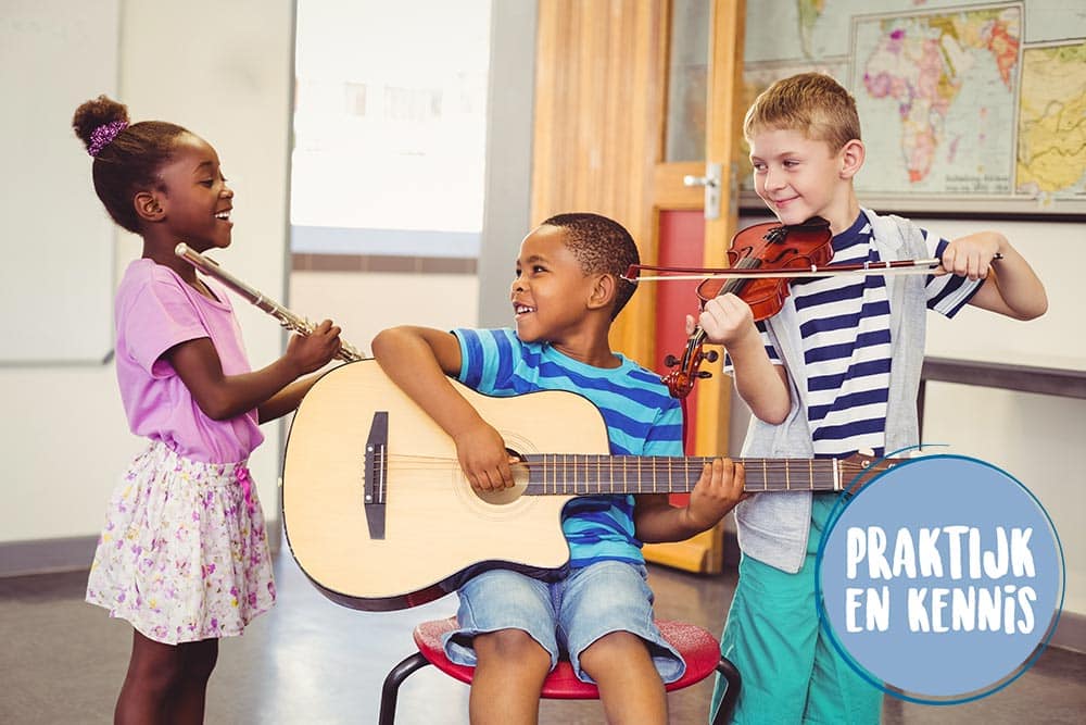 Kinderen die een muziekinstrument bespelen