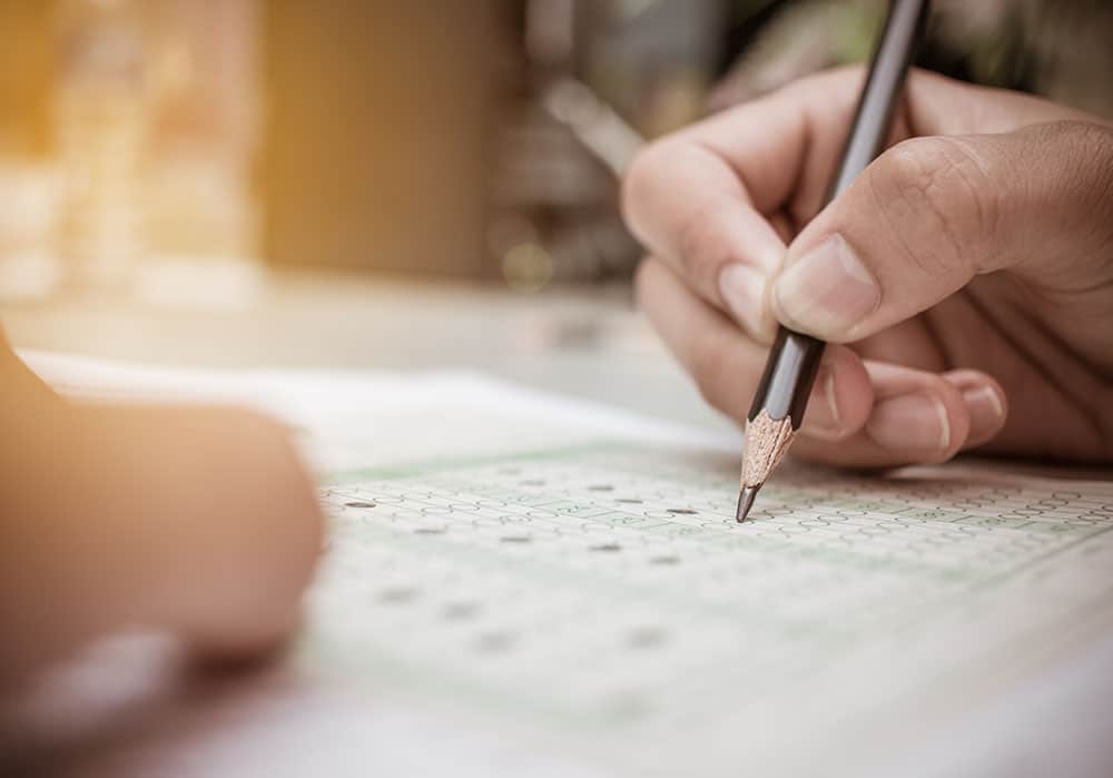 Leerling schrijft op papier