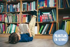 Een kind dat ligt te lezen in de schoolbibliotheek