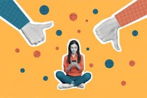 Een meisje dat op haar telefoon kijkt met in beeld twee duimen, een omhoog en een omlaag