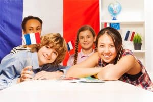 Vier tieners met Franse vlaggen in de klas