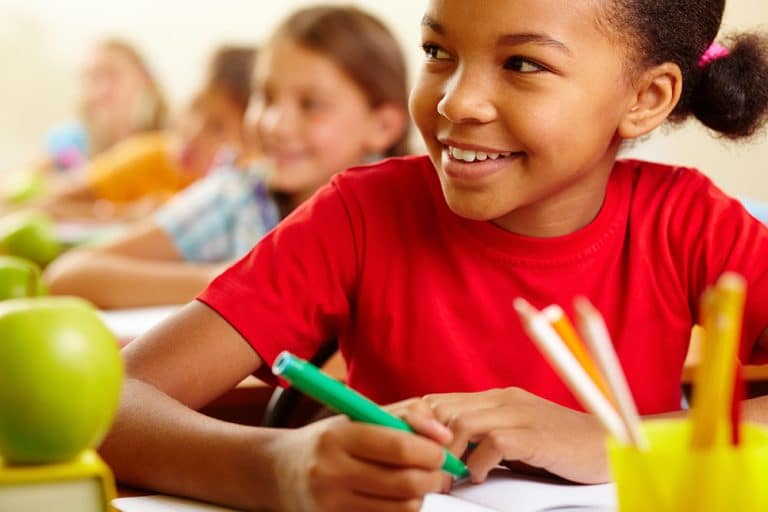 Gelukkige kinderen in de klas