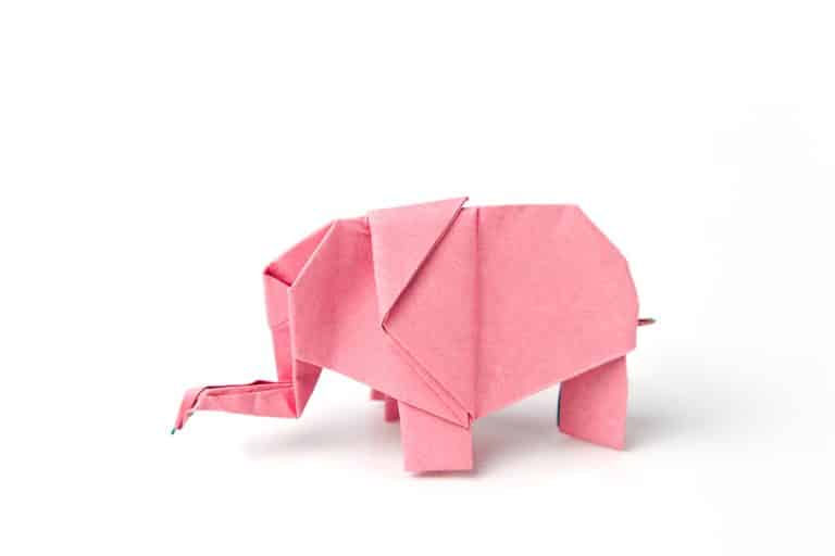 een van papier gevouwen roze olifant