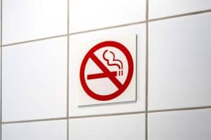 Een bordje op het toilet: verboden de roken
