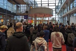 De prijsuitreiking van de basisvaardigheden battles door schrijver Eus