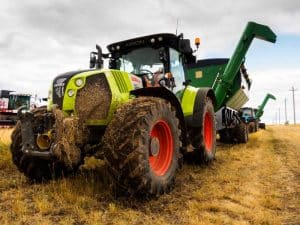 Tractor in veld