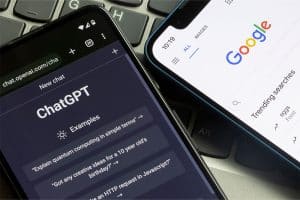 Twee telefoons waarop de pagina's van ChatGPT en Google te zien zijn