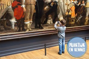 Een kind maakt in een museum een foto van een schilderij
