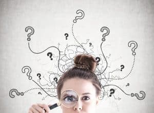 Vrouw met vergrootglas