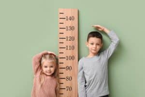 Kinderen meten hun lichaamslengte