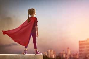 Een kind verkleed als superheld