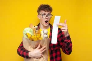 Man reageert geschokt op bonnetje van boodschappen