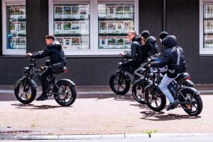 Jongeren op fatbikes