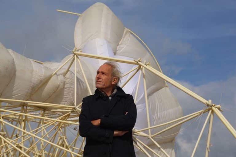 Theo Jansen met een Strandbeest