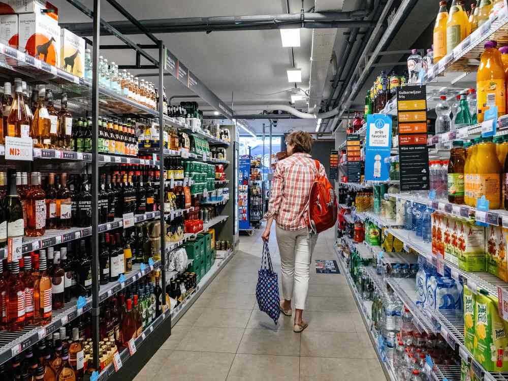 Vrouw loopt door supermarkt