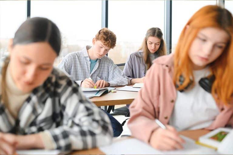 Leerlingen studeren voor hun eindexamens