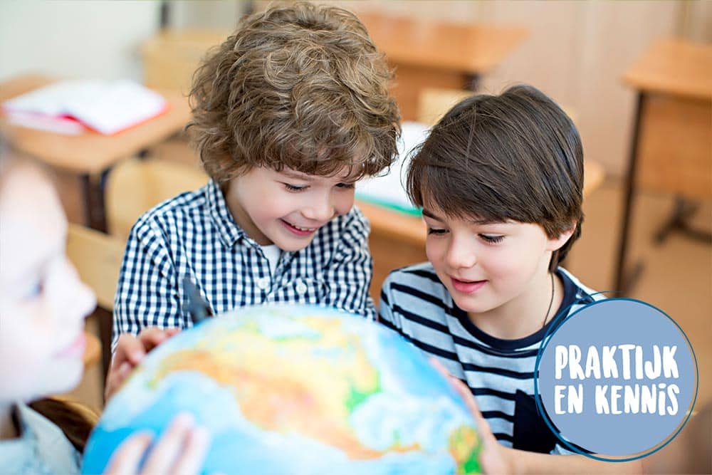 Twee kinderen bekijken een globe