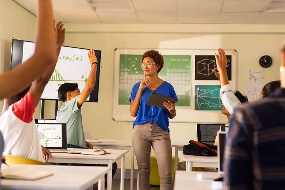 Docent leert in de klas de namen van haar studenten uit haar hoofd.