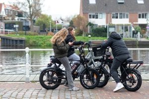 3 jongeren op fatbikes