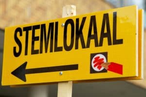 Een bord met de tekst 'stemlokaal'