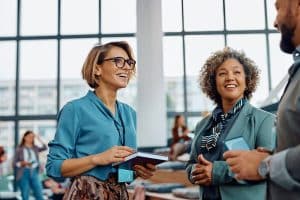 Een leerkracht in gesprek met onderwijs-collega's op een onderwijs-event