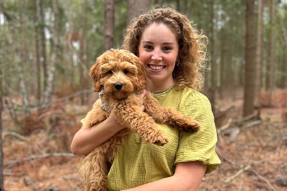 Portret van leerkracht van de maand juf Fraukje en pup Pip