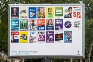 De posters van politieke partijen die deelnemen aan de verkiezingen in 2025