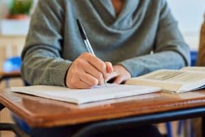 Een leerling maakt aantekeningen