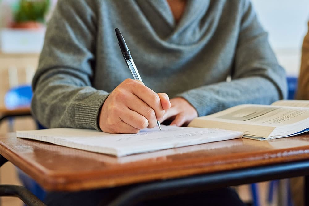 Een leerling maakt aantekeningen