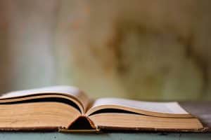 Een oud boek met lokale legendes