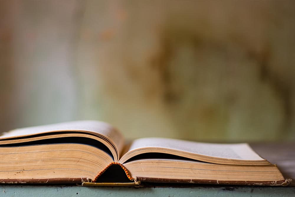 Een oud boek met lokale legendes