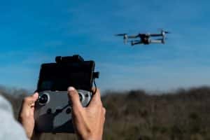 Een jongen bestuurt een drone