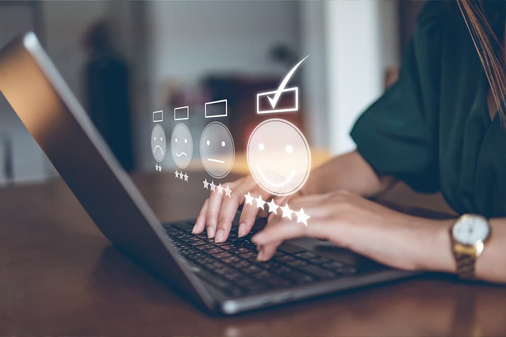 Een leerkracht vult het TALIS-onderzoek in achter de laptop