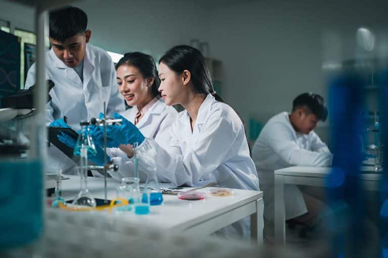 En groepje lab-assistenten in een laboratorium