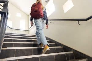 Een tiener loopt alleen de schooltrappen op, ze is te laat