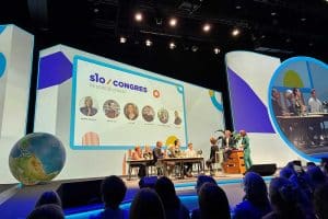 Het podium met enkele tafelgasten tijdens het SLO congres 2025
