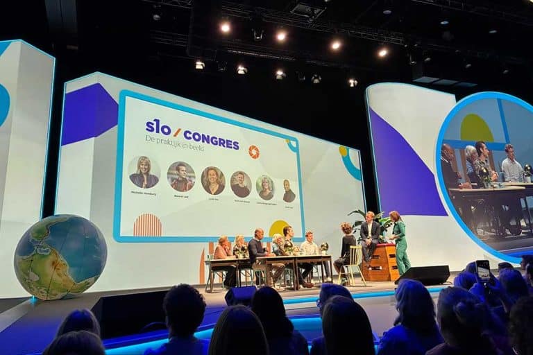Het podium met enkele tafelgasten tijdens het SLO congres 2025